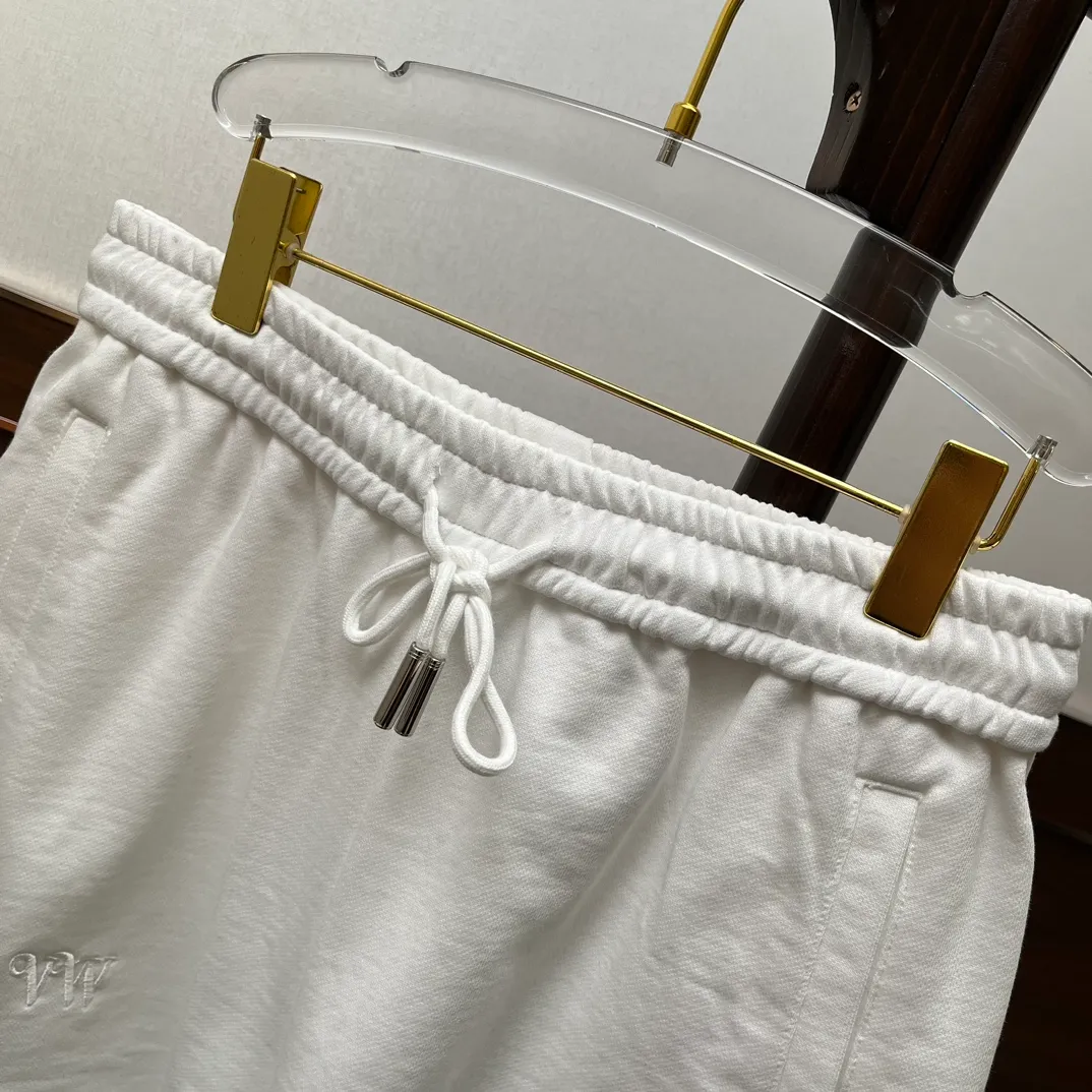 The Queen Mother's three-standard complete 2026 summer New Arrival men's casual shorts, advanced custom-made fabric Breathable fabric, Breathable elasticity and comfort, impeccable details, top-grade accessories, original logo design concept, delicate and soft feel! The upper body fit is awesome! Size: M-XXXL Please state your height and weight when ordering